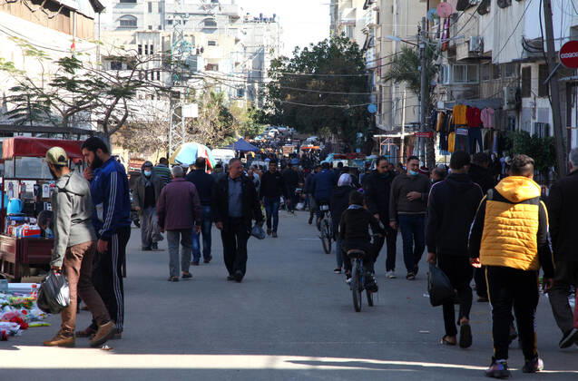 February 16, 2021, Gaza city, Gaza Strip, Palestinian Territory: Palestinians shop at Yarmouk market, in Gaza city, on February 16, 2021. The Gaza municipality decided to reopen the popular Yarmouk market, after a two-month closure, due to the spread of the coronavirus disease (COVID-19 Gaza city Palestinian Territory - ZUMAap3_ 20210216_zaf_ap3_021 Copyright: xMohammedxSalemx