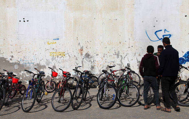 February 16, 2021, Gaza city, Gaza Strip, Palestinian Territory: Palestinians shop at Yarmouk market, in Gaza city, on February 16, 2021. The Gaza municipality decided to reopen the popular Yarmouk market, after a two-month closure, due to the spread of the coronavirus disease (COVID-19 Gaza city Palestinian Territory - ZUMAap3_ 20210216_zaf_ap3_034 Copyright: xMohammedxSalemx