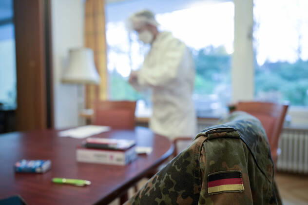 DEUTSCHLAND, Hamburg, Corona Pandemie, Pflegeheim fuer alte Menschen, Schnelltest PoC-Antigen fuer Mitarbeiter, Besucher und Angehörige durch Bundeswehr Soldaten Hamburg Germany