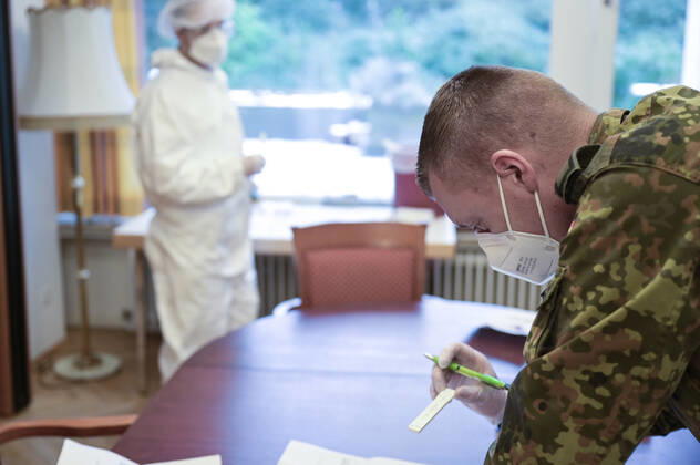 DEUTSCHLAND, Hamburg, Corona Pandemie, Pflegeheim fuer alte Menschen, Schnelltest PoC-Antigen fuer Mitarbeiter, Besucher und Angehörige durch Bundeswehr Soldaten Hamburg Germany