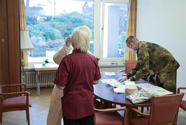 DEUTSCHLAND, Hamburg, Corona Pandemie, Pflegeheim fuer alte Menschen, Schnelltest PoC-Antigen fuer Mitarbeiter, Besucher und Angehörige durch Bundeswehr Soldaten Hamburg Germany