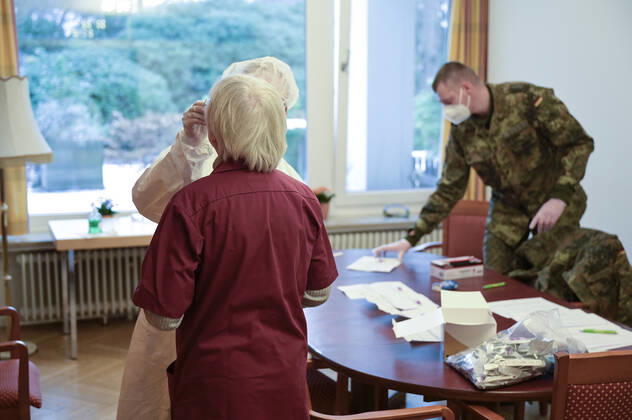 DEUTSCHLAND, Hamburg, Corona Pandemie, Pflegeheim fuer alte Menschen, Schnelltest PoC-Antigen fuer Mitarbeiter, Besucher und Angehörige durch Bundeswehr Soldaten Hamburg Germany