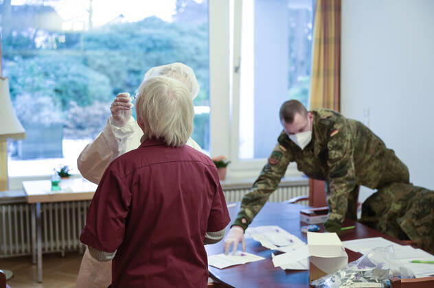 DEUTSCHLAND, Hamburg, Corona Pandemie, Pflegeheim fuer alte Menschen, Schnelltest PoC-Antigen fuer Mitarbeiter, Besucher und Angehörige durch Bundeswehr Soldaten Hamburg Germany