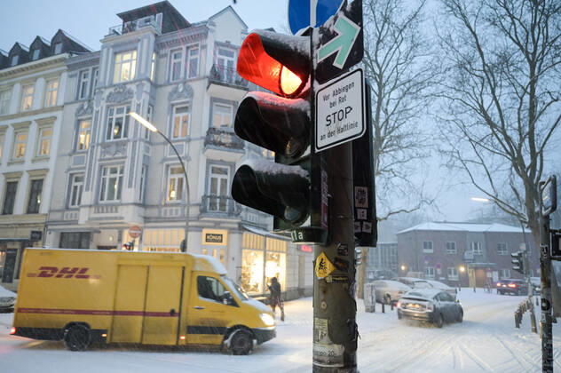 DEUTSCHLAND, Hamburg, Winter, Schnee, DHL Paketdienst Hamburg Germany