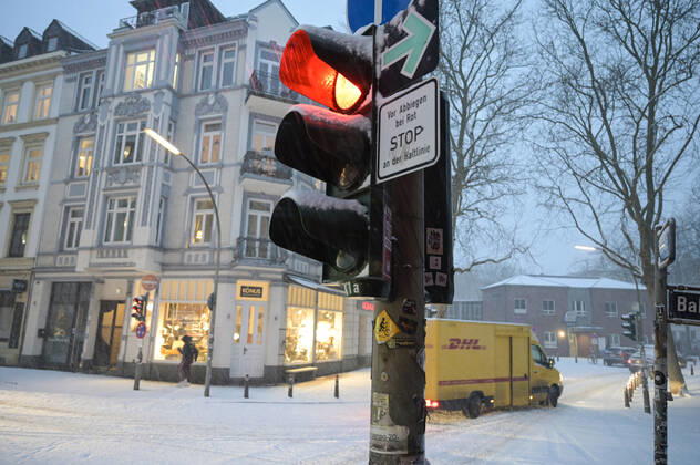 DEUTSCHLAND, Hamburg, Winter, Schnee, DHL Paketdienst Hamburg Germany