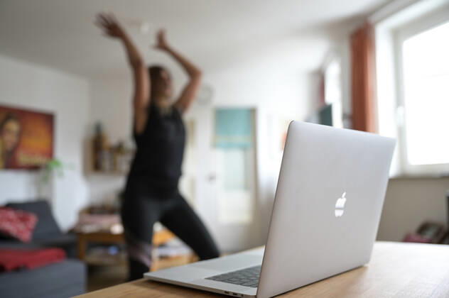 DEUTSCHLAND, Hamburg, Corona Pandemie, Sport zu Hause mit Zumba Online Streaming eines Sportklub am Computer, Model release liegt vor Hamburg Germany