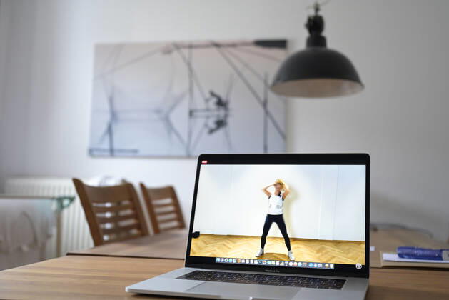 DEUTSCHLAND, Hamburg, Corona Pandemie, Sport zu Hause mit Zumba Online Streaming eines Sportklub am Computer Hamburg Germany