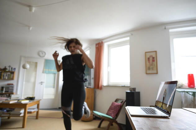 DEUTSCHLAND, Hamburg, Corona Pandemie, Sport zu Hause mit Zumba Online Streaming eines Sportklub am Computer, Model release liegt vor Hamburg Germany