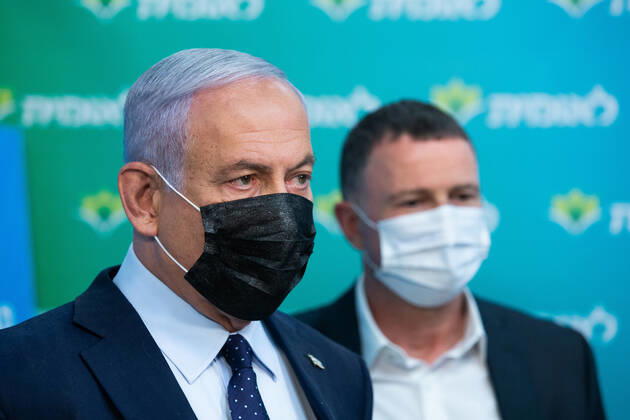 Coronavirus in Israel, Benjamin Netanyahu während Pressetermins zur 4-Milionsten Impfung Israeli Prime Minister Netanyahu visits the Leumit Health Care Services vaccination facility in Jerusalem and met the 4,000,000th person who had been vaccinated in Israel on Tuesday, February 16, 2021. Pool photo by Alex Kolomoisky  JERX20210216201 ALEXxKOLOMOISKY