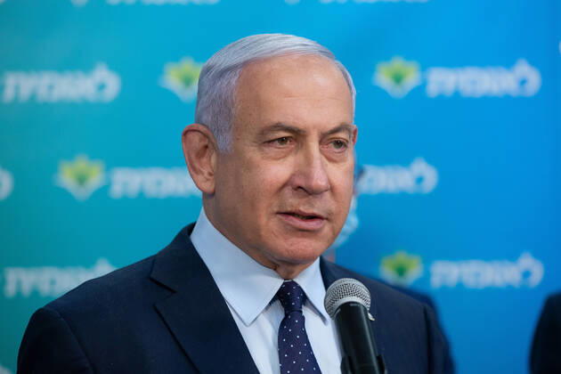 Coronavirus in Israel, Benjamin Netanyahu während Pressetermins zur 4-Milionsten Impfung Israeli Prime Minister Netanyahu visits the Leumit Health Care Services vaccination facility in Jerusalem and met the 4,000,000th person who had been vaccinated in Israel on Tuesday, February 16, 2021. Pool photo by Alex Kolomoisky  JERX20210216202 ALEXxKOLOMOISKY