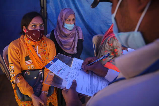 Coronavirus, Eindrücke aus Indien NEW DELHI, INDIA - FEBRUARY 16: A Civil Defence personnel helping MCD sanitation workers register for Covid-19 vaccine doses at Hindu Rao Hospital, on February 16, 2021 in New Delhi, India. (Photo by Sanchit Khanna Hindustan Times) Covid-19 Vaccination Drive
