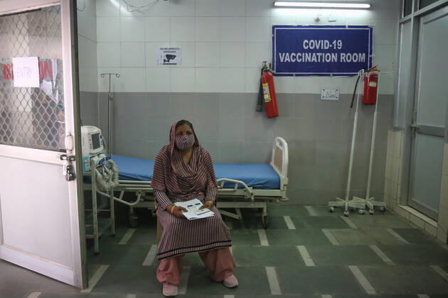 Coronavirus, Eindrücke aus Indien NEW DELHI, INDIA - FEBRUARY 16: A MCD worker waits for her turn to get vaccinated during the COVID-19 vaccination drive at Hindu Rao Hospital, on February 16, 2021 in New Delhi, India. (Photo by Sanchit Khanna Hindustan Times) Covid-19 Vaccination Drive
