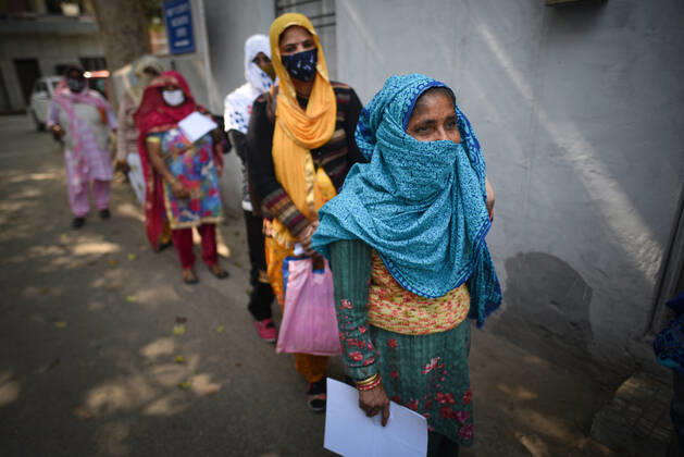 Coronavirus, Eindrücke aus Indien NEW DELHI, INDIA - FEBRUARY 16: MCD workers wait for their turn to get vaccinated during the COVID-19 vaccination drive at Hindu Rao Hospital, on February 16, 2021 in New Delhi, India. (Photo by Sanchit Khanna Hindustan Times) Covid-19 Vaccination Drive