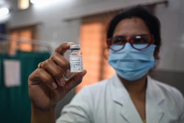 Coronavirus, Eindrücke aus Indien NEW DELHI, INDIA - FEBRUARY 16: A medic shows a vial of the Covaxin COVID-19 during a vaccination drive at Hindu Rao Hospital, on February 16, 2021 in New Delhi, India. (Photo by Sanchit Khanna Hindustan Times) Covid-19 Vaccination Drive