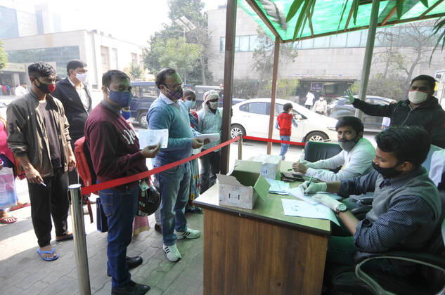 Coronavirus, Eindrücke aus Indien NOIDA, INDIA - FEBRUARY 16:A health worker registers people for coronavirus test, at Sector 30 District Hospital, on February 16, 2021 in Noida, India. (Photo by Sunil Ghosh Hindustan Times) Medical Team Conducts COVID-19 Coronavirus Test