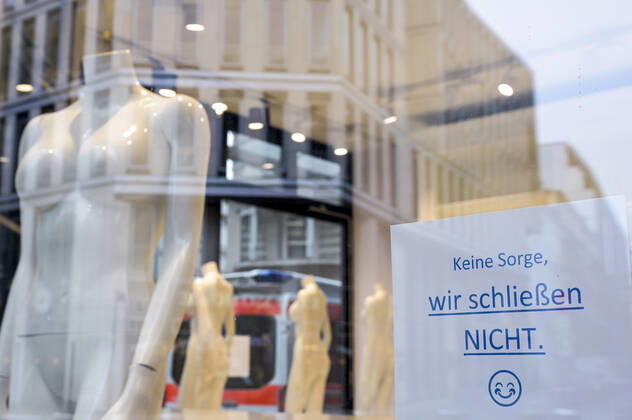 DEUTSCHLAND, Hamburg, Textil Mode Geschaeft, Aufschrift Wir schließen nicht Hamburg Deutschland