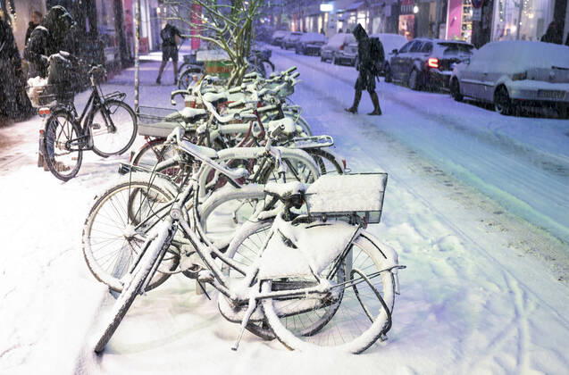 DEUTSCHLAND, Hamburg, Winter, verschneite Fahrbahn Hamburg Germany