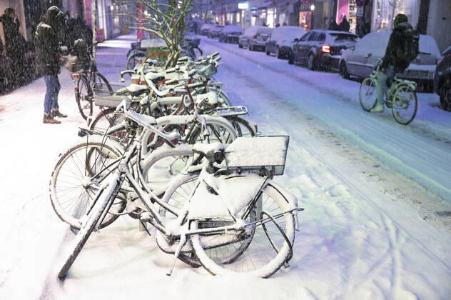 DEUTSCHLAND, Hamburg, Winter, verschneite Fahrbahn Hamburg Germany