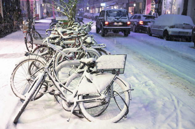 DEUTSCHLAND, Hamburg, Winter, verschneite Fahrbahn Hamburg Germany