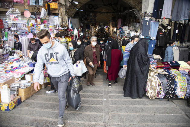 Iran: Warning for the fourth wave of the coronavirus outbreak Crowds of people in Tehran s Grand Bazaar amid the COVID-19 outbreak in Tehran, Iran. Since the beginning of February 2021, the number of people infected with the Coronavirus has been increasing in Iran. Tehran Tehran Iran Copyright: SobhanxFarajvan