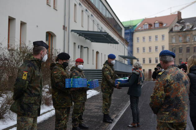 Am heutigen Nachmittag wurden die Soldatinnen und Soldaten der Bundeswehr, die seit November den Landkreis Görlitz bei der Aufgabenerfüllung im Rahmen der Bewältigung der Corona-Pandemie unterstützen, offiziell verabschiedet. Die 2. Beigeordnete und Sozialdezernentin, Martina Weber dankten gemeinsam mit Vertretern der Geschäftsleitungen der Klinken des Landkreises, Generalarzt Dr. Bruno Most sowie dem Görlitzer Oberbürger Octavian Ursu im Innenhof des Landratsamtes Görlitz für ihren Einsatz zur Aufrechterhaltung der medizinischen Infrastruktur. Der Hilfeleistungsantrag läuft noch bis zum 19. Februar 2021. Im Anschluss wird nur noch nicht-medizinisches Personal (helfende Hände) in den Krankenhäusern in Weißwasser, Zittau und E