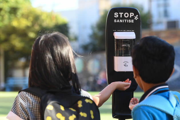VICTORIA CORONAVIRUS COVID19, Students use a hand sanitiser station as they arrive to Carlton Gardens Primary school in Melbourne, Thursday, February 18, 2021. Victoria has recorded no new locally acquired coronavirus cases as life returns to COVID-normal after the state s five-day circuit breaker lockdown. ( NO ARCHIVING, EDITORIAL USE ONLY, NO USE IN BOOKS WITHOUT CONSENT MELBOURNE VIC AUSTRALIA  Copyright: xERIKxANDERSONx 20210218001521355143