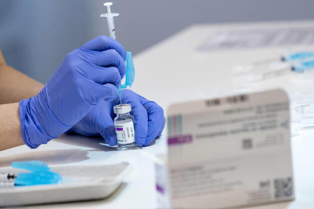 MALMO 2021 02 17 Syringes are loaded with the AstraZeneca Covid 19 Vaccine at the Skane University Hospital vaccination centre in Malmo, Sweden, February 17, 2021 MALMO SWEDEN x50090x,  Copyright: xJohanxNilsson TTx ASTRAZENECA COVID-19 VACCIN