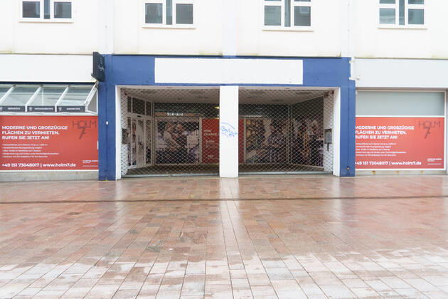 Flensburg city center high incidence area pedestrian zone with mask obligation Flensburg has ordered night curfew Flensburg city center high incidence area pedestrian zone with mask obligation Flensburg has ordered night curfew , Flensburg Schleswig Holstein Germany city center