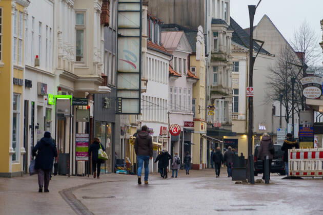 Flensburg city center high incidence area pedestrian zone with mask obligation Flensburg has ordered night curfew Flensburg city center high incidence area pedestrian zone with mask obligation Flensburg has ordered night curfew , Flensburg Schleswig Holstein Germany city center