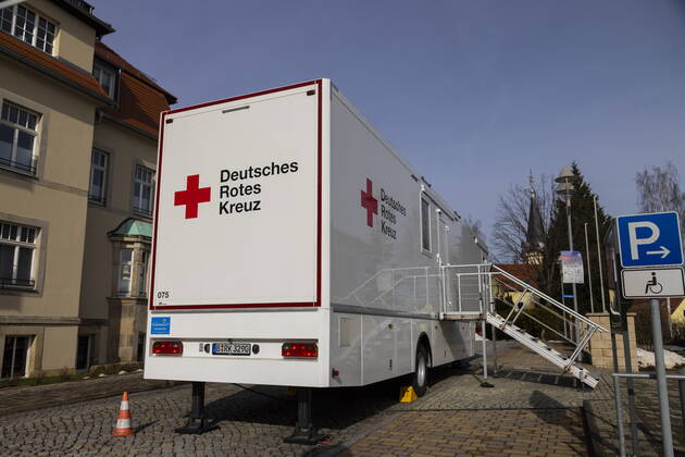 Corona vaccination Test run for mobile vaccination center in Bannewitz at the community center set up by the DRK From Friday to Sunday, all residents over 80 years can be vaccinated against the Corona virus The seniors were contacted by the municipal administration and invited Through this facility, the residents should be saved long