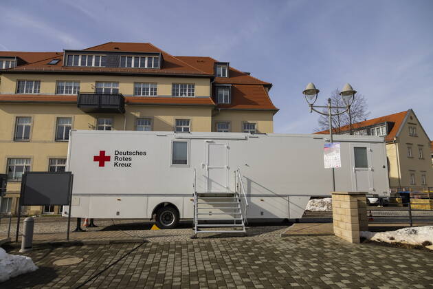 Corona vaccination Test run for mobile vaccination center in Bannewitz at the community center set up by the DRK From Friday to Sunday, all residents over 80 years can be vaccinated against the Corona virus The seniors were contacted by the municipal administration and invited Through this facility, the residents should be saved long