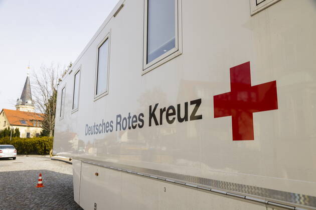 Corona vaccination Test run for mobile vaccination center in Bannewitz at the community center set up by the DRK From Friday to Sunday, all residents over 80 years can be vaccinated against the Corona virus The seniors were contacted by the municipal administration and invited Through this facility, the residents should be saved long