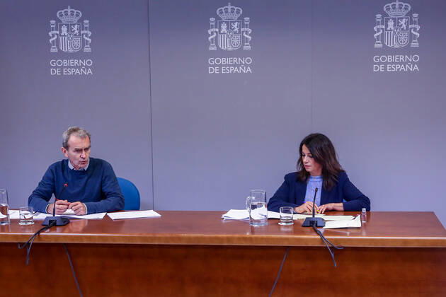 The director of the Center for Coordination of Alerts and Health Emergencies (CCAES), Fernando Simon, and the Secretary of State for Health, Silvia Calzon, intervene during a conference convened for the media at the Ministry of Health to report on the evolution of the coronavirus, in Madrid, (Spain), 18 February 2021. 18 FEBRUARY 2021 LagenciaEP PRESS R.Rubio.POOL 02 18 2021 Madrid Madrid Spain Copyright: xLagenciaEPxPRESS R.Rubio.POOLx 3569743