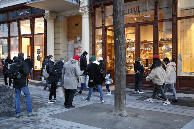 Covid 19 Corona Situation in Vienna Vienna, New Building, Mariahilf, 18 02 2021 Impressions Corona Pandemic, Corona, Corona Virus, CoV 2, Covid 19, Sars, virus, virus infection, pandemic, corona crisis, viral disease, coronavirus, SARS CoV 2 trade, human queues, Mariahilferstrasse Vienna Austria AVN101002444068