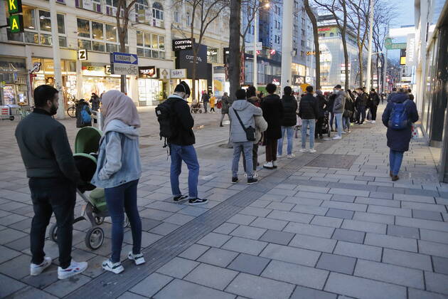 Covid 19 Corona Situation in Vienna Vienna, New Building, Mariahilf, 18 02 2021 Impressions Corona Pandemic, Corona, Corona Virus, CoV 2, Covid 19, Sars, virus, virus infection, pandemic, corona crisis, viral disease, coronavirus, SARS CoV 2 trade, human queues, Mariahilferstraße Vienna Austria AVN101002444085