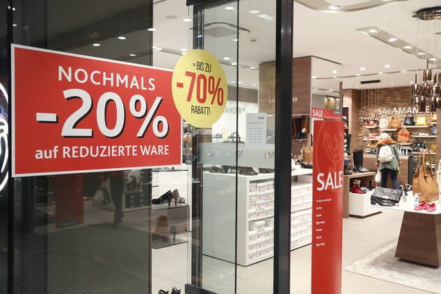 Covid 19 Corona Situation in Vienna Vienna, Neubau, Mariahilf, 18 02 2021 Impressions Corona Pandemic, Corona, Corona Virus, CoV 2, Covid 19, Sars, Virus, Virus infection, Pandemic, Corona Crisis, Virus disease, Coronavirus, SARS CoV 2 Sale, Sale, Rausverkauf, Sale, Percentage, Trade, Clothing Industry, Economic Slump Vienna Austria AVN101002444117
