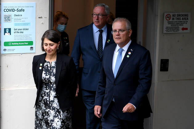 SCOTT MORRISON VACCINE HOSPITAL TOUR, Prime Minister Scott Morrison with NSW Premier Gladys Berejiklian and NSW Health Minister Brad Hazzard (centre) arrive to address media following a tour of a COVID-19 vaccination hub at Royal Prince Alfred hospital in Sydney, Friday, February 19, 2021. The first COVID-19 vaccinations in NSW will take place on Monday, with the Pfizer jab to go out to frontline workers. ( NO ARCHIVING, EDITORIAL USE ONLY, NO USE IN BOOKS WITHOUT CONSENT Sydney NSW AUSTRALIA Copyright: xDANxHIMBRECHTSx 20210219001521593550