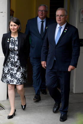 SCOTT MORRISON VACCINE HOSPITAL TOUR, Prime Minister Scott Morrison with NSW Premier Gladys Berejiklian and NSW Health Minister Brad Hazzard (centre) arrive to address media following a tour of a COVID-19 vaccination hub at Royal Prince Alfred hospital in Sydney, Friday, February 19, 2021. The first COVID-19 vaccinations in NSW will take place on Monday, with the Pfizer jab to go out to frontline workers. ( NO ARCHIVING, EDITORIAL USE ONLY, NO USE IN BOOKS WITHOUT CONSENT Sydney NSW AUSTRALIA Copyright: xDANxHIMBRECHTSx 20210219001521593567