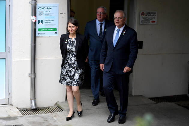 SCOTT MORRISON VACCINE HOSPITAL TOUR, Prime Minister Scott Morrison with NSW Premier Gladys Berejiklian and NSW Health Minister Brad Hazzard (centre) arrive to address media following a tour of a COVID-19 vaccination hub at Royal Prince Alfred hospital in Sydney, Friday, February 19, 2021. The first COVID-19 vaccinations in NSW will take place on Monday, with the Pfizer jab to go out to frontline workers. ( NO ARCHIVING, EDITORIAL USE ONLY, NO USE IN BOOKS WITHOUT CONSENT Sydney NSW AUSTRALIA Copyright: xDANxHIMBRECHTSx 20210219001521593584