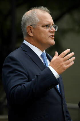 SCOTT MORRISON VACCINE HOSPITAL TOUR, Prime Minister Scott Morrison addresses media following a tour of a COVID-19 vaccination hub at Royal Prince Alfred hospital in Sydney, Friday, February 19, 2021. The first COVID-19 vaccinations in NSW will take place on Monday, with the Pfizer jab to go out to frontline workers. ( NO ARCHIVING, EDITORIAL USE ONLY, NO USE IN BOOKS WITHOUT CONSENT Sydney NSW AUSTRALIA Copyright: xDANxHIMBRECHTSx 20210219001521593812