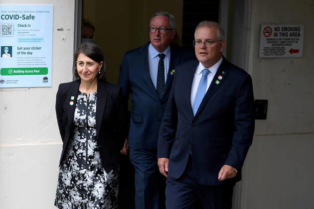 SCOTT MORRISON VACCINE HOSPITAL TOUR, Prime Minister Scott Morrison with NSW Premier Gladys Berejiklian and NSW Health Minister Brad Hazzard (centre) arrive to address media following a tour of a COVID-19 vaccination hub at Royal Prince Alfred hospital in Sydney, Friday, February 19, 2021. The first COVID-19 vaccinations in NSW will take place on Monday, with the Pfizer jab to go out to frontline workers. ( NO ARCHIVING, EDITORIAL USE ONLY, NO USE IN BOOKS WITHOUT CONSENT Sydney NSW AUSTRALIA Copyright: xDANxHIMBRECHTSx 20210219001521596002