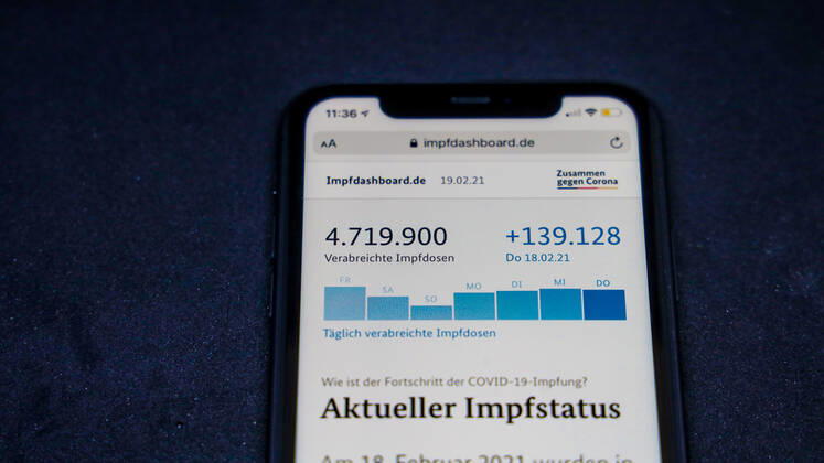 Vaccination dashboard of the Federal Ministry of Health Current vaccination status DEU, Germany, Berlin, 19 02 2021 Impfdashboard de Status 19 February 2021, 09 40 clock, displayed on an iPhone progress of COVIDâ â 19â â vaccination.
