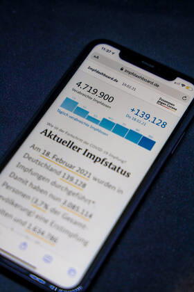 Vaccination dashboard of the Federal Ministry of Health Current vaccination status DEU, Germany, Berlin, 19 02 2021 Impfdashboard de Status 19 February 2021, 09 40 clock, displayed on an iPhone progress of COVIDâ â 19â â vaccination.
