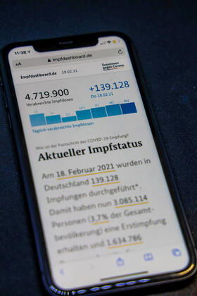 Vaccination dashboard of the Federal Ministry of Health Current vaccination status DEU, Germany, Berlin, 19 02 2021 Impfdashboard de Status 19 February 2021, 09 40 clock, displayed on an iPhone progress of COVIDâ â 19â â vaccination.