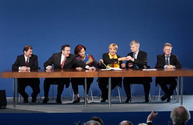 Signing of coalition treaty on 16 10 2002 Olaf SCHOLZ , Gerhard SCHROEDER , Heidemarie WIECZOREK ZEUL , all SPD , and Claudia ROTH , Joschka FISCHER , Fritz KUHN , all Buendnis 90 Die Gruenen Signing of coalition treaty on 16 10 2002 Olaf SCHOLZ , Gerhard SCHROEDER , Heidemarie WIECZOREK ZEUL , all SPD , and Claudia ROTH , Joschka FISCHER , F
