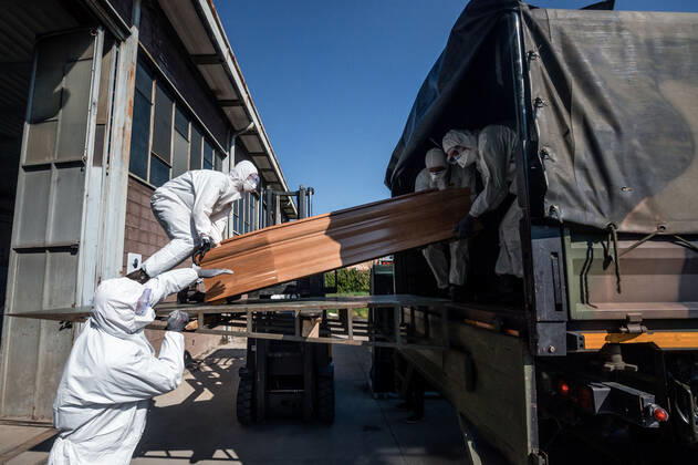 Ponte San Pietro, Bergamo, March 2020. Italian Army transports the coffins of the deceased COVID19 from a depot in Ponte San Pietro in the province of Bergamo to the crematoria Editorial Usage Only  Copyright: xCarloxCozzolix xIPAx
