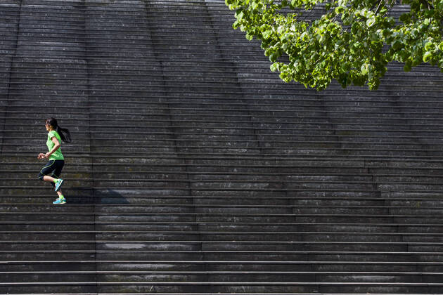 Woman running up wooden stairs in Paris France, Île-de-France, Paris CR_THHE210219-656434-01 ,model released, Symbolfoto