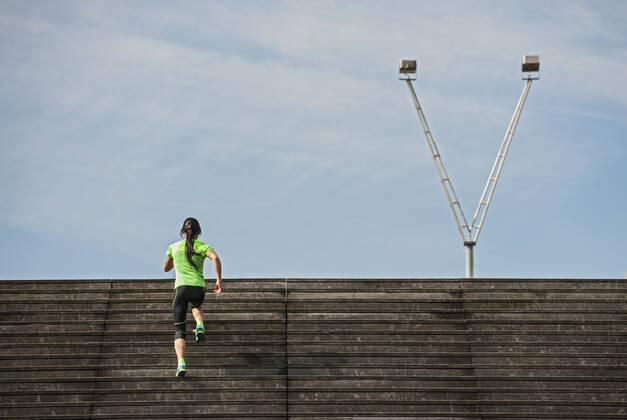 Woman running up wooden stairs in Paris France, Île-de-France, Paris CR_THHE210219-656435-01 ,model released, Symbolfoto