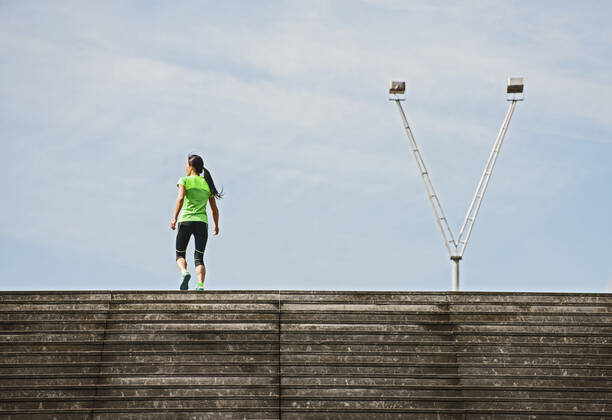 Woman running up wooden stairs in Paris France, Île-de-France, Paris CR_THHE210219-656436-01 ,model released, Symbolfoto