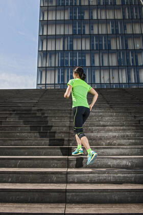 Woman running up wooden stairs in Paris France, Île-de-France, Paris CR_THHE210219-656445-01 ,model released, Symbolfoto